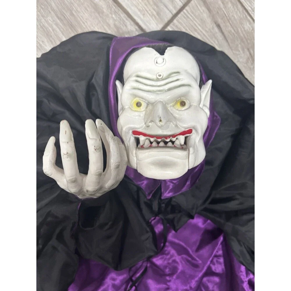 Vtg Gemmy Lunging Vampire In Action Door Animated Figure in Box 2002 See Detail - Picture 4 of 16